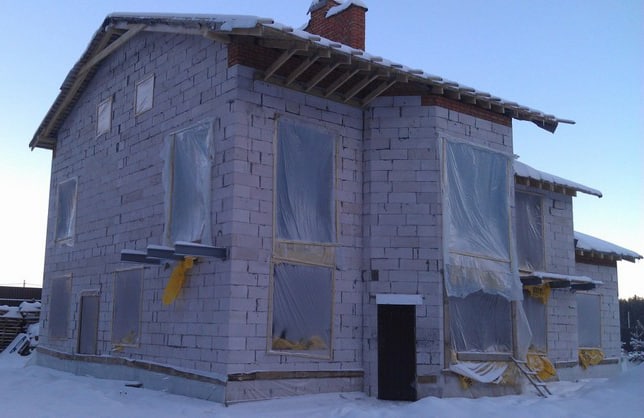 неоштукатуренный дом из газобетона