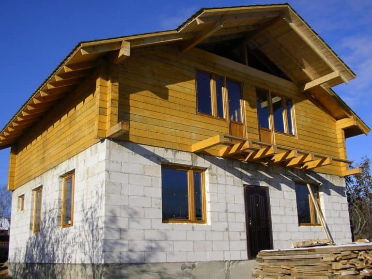 комбинированный дом из газобетона и дерева